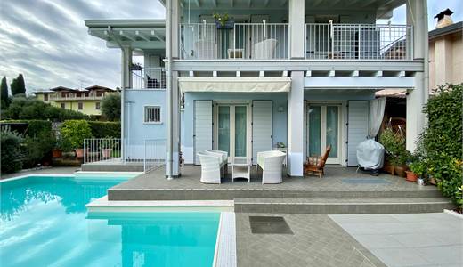 Villa singola con piscina e vista lago