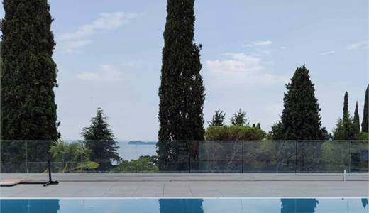 Attico di nuova costruzione con terrazza e piscina panoramica – Gardone Riviera