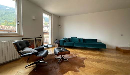 ATTICO CON TERRAZZI, VISTA LAGO E POSTO AUTO