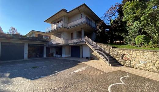 VILLA SINGOLA DIVISA IN DUE APPARTAMENTI