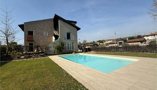 Ampio trilocale con terrazzo, piscina e posto auto