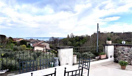 Prestigioso attico con terrazze vista lago