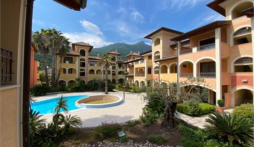 TRILOCALE FRONTE LAGO CON TERRAZZE E PISCINA