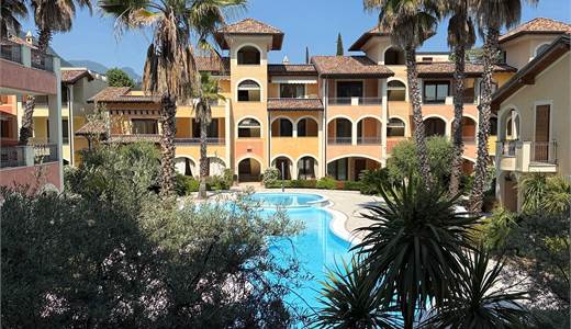 Fronte lago con piscina
