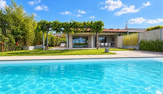 ELEGANTE VILLA CON PISCINA VISTA LAGO